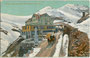 Hotel "Ferdinandshöhe" und der Kaiser-Franz-Joseph-Obelisk auf dem Stilfser Joch, ital. Passo dello Stelvio (2.757 m s.l.m.). Photochromdruck 9 x 14 cm; Impressum: Gebr. Baehrendt, Meran 1909.  Inv.-Nr.  vu914pcd00289