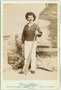 Wohl Feriengast in regionaltypischer Kostümierung der Gardaseeregion im Photoatelier von Oscar Schlegel in Riva (heute Riva del Garda) am Gardasee. Albuminabzug auf Cabinetformat ca. 17 x 11 cm.  Inv.-Nr. vuCAB-00354