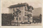 Im Heimatstil errichtetes Gasthaus "Innbrücke" am linken Innufer in Langkampfen, Bezirk Kufstein, Tirol nahe der Brücke nach Kirchbichl. Heliogravüre 9 x 14 cm ohne Urhebernachweis, um 1905.  Inv.-Nr. vu914hg00066