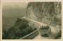 Autobus auf der Mendelstraße (heute Teilstrecke der Strada statale 42 del Tonale e della Mendola) zwischen Kaltern und Mendelpass (1.363 m ü.d.M.). Gelatinesilberabzug 9 x 14 cm; Verlag Joh(ann). F(ilibert). Amonn, Bozen 1919.  Inv.-Nr. vu914gs01142
