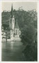 Stadtpfarrkirche St. Andreas und der Mesnerturm, ehemals Brückenturm und Stadttor in Klausen am Eisack. Gelatinesilberabzug 9 x 14 cm; Impressum: Theo(dor). Forstner, Klausen um 1930.  Inv.-Nr. vu914gs00531