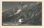 Heldenkreuz am Staller Sattel, Gemeinde St. Jakob in Defereggen. Gelatinesiberabzug 9 x 14 cm; Impressum: Joseph Schett, St. Jakob im Defereggen, datiert: 23.7.1937.  Inv.-Nr. vu914gs00026