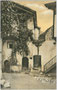 Kruzifix an einer Hausfassade in Klausen am Eisack (ehem. Bezirk Bozen, heute Bezirksgemeinschaft Eisacktal), Südtirol, Kolorierter Lichtdruck 9 x 14 cm. Impressum: Joh(ann). F(ilibert). Amonn, Bozen 1912.  Inv.-Nr. vu914ld00279