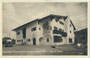 Sporthotel „Sorgschrofen“ von 1938 (Planung im süddeutschen Landhausstil durch Arch. Andor Akos, 1940 von den Nazis in den Tod getrieben worden) in Jungholz, Bzk. Reutte. Gelatinesilberabzug 9 x 14 cm ohne Impressum.  Inv.-Nr. vu914gs01226