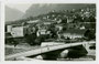 Hauptschule (Arch.en F. Baumann/Th. Prachensky 1930-1931), heute Mittelschule, Fürstenweg 13 und Universitätsbrücke (Arch. F. Baumann 1930-1932) in Innsbruck, Höttingerau. Gelatinesilberabzug 9 x 14 cm um 1940.  Inv.-Nr. vu914gs00245