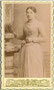 Jungdame im heiratsfähigen Alter mit Blume. Albuminabzug auf Untersatzkarton 10,6 x 6,8 cm (Visitformat), Rückseite blanko; Aufnahme: G. Segatini, Rovereto um 1895. Inv.-Nr. vuVIS-00255