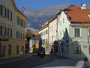 Bürgerhaus Leopoldstraße 27 Ecke Mentlgasse und Wiltener Platzl mit Geschäftslokal von Uhrmachermeister Andreas Huber (heute Fa. Bohnissimo Kaffemaschinen) in Innsbruck-Wilten. Digitalphoto; © Johann G. Mairhofer 2011.  Inv.-Nr. 1DSC02015