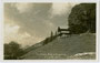Ehemaliges Jagdhaus Zeiss (Optische Industrie, Jena in Thüringen) in Ursprung bei Landl, Gemeinde Thiersee, Bezirk Kufstein, Tirol. Gelatinesilberabzug 9 x 14 cm; Verlag von Photo Huber, Bayrisch Zell um 1930.  Inv.-Nr. vu914gs00739