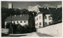 Ansitze von Vintler und Sternbach, Kronplatzweg 2 bzw. 1 (v.l.n.r.) in Oberragen, Stadt Bruneck, Alto Adige (heute Auton. Prov. Bozen-Südtirol). Gelatinesilberabzug 9 x 14 cm; Foto D(aniel). Kofler, Bruneck; postal. befördert 1928.  Inv.-Nr. vu914gs00141