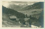 Gasthof „Gschwend“ in Steinach am Brenner gegen Trins im Gschnitztal und Kirchdachspitze (2.840 m ü.A.) im Serleskamm der Stubaier Alpen. Gelatinesilberabzug 9 x 14 cm; Impressum: Wilhelm Stempfle, Innsbruck um 1925.  Inv.-Nr. vu914gs00789