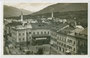 Hotel „zur Post“ (ehem. Gräflich Görzische Stadtburg) am Hauptplatz in der Bezirkshauptstadt Lienz, Tirol. Gelatinesilberabzug 9 x 14 cm; Impressum: Verlag F. Schilcher, Hofmanngasse 9, 1926.  Inv.-Nr. vu914gs00527