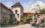 Hof vom Schloss Planta am Haslerweg in Obermais (1924 nach Meran eingemeindet), Gerichtsbezirk und Bezirk Meran, Gefürst. Grafsch. Tirol (heute Provinz Bozen-Südtirol). Photochromdruck 9 x 14 cm; Edition Photoglob, Zürich 1903.  Inv.-Nr. vu914pcd00051