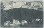 Deutschordenskommende in Lengmoos, Gemeinde Ritten mit der Pfarrkirche Mariä Aufnahme in den Himmel gegen Schlernmassiv (Bergnamenkarte). Lichtdruck 9 x 14 cm; Impressum: Lorenz Fränzl, München; postalisch gelaufen 1908.  Inv.-Nr. vu914ld00075