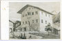 Ehemaliger Jagdhof von Gräfin Margarethe von Tirol (genannt "Maultasch") in Grins, Bzk. Landeck, Tirol. Autotypie 9 x 14 cm nach einem Original von L(eopold). Scheiring. Wagner'sche Universitätsbuchdruckerei um 1915.  Inv.-Nr. vu914at00011