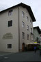 Seitentrakt der Bezirkshauptmannschaft Kitzbühel, Hinterstadt Nr. 28; darin ehem. Atelier des Photographen, Stadtkapellmeisters, Feuerwehrhauptmann u.v.a.m. Anton Rothbacher (1887-1955). Digitalphoto; © Johann G. Mairhofer 2015.  Inv.-Nr. 2DSC03053