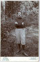 Turner im zeitgenössischen Turnerdress. Gelatinesilberabzug auf Untersatzkarton 16,6 x 10,8 cm (Cabinet-Format). Impressum: Aug(ust). Wilcke, Photograph. Atelier im eigenen Hause Rudolfstraße (heute: Brixner Straße) 1, Innsbruck um 1895.  Inv.-Nr. vuCAB-0