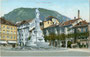 Watherplatz in Bozen mit Denkmal für den bedeutendsten deutschsprachigen Lyriker des Mittelalters Walther von der Vogelweide (um 1170 – 1230) und Hotel „Schgraffer“. Photochromdruck 9 x 14 cm; Verlag Joh. F. Amonn, Bozen 1908.  Inv.-Nr. vu914pcd00213