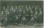 Schüler einer Maturaklasse des Franziskanergymnasiums in Hall in Tirol mit geistlichem Professor als Klassenvorstand. Gelatinesilberabzug 9 x 14 cm; Impressum: A(lfred). Stockhammer, Hall in Tirol 1923.  Inv.-Nr. vu914gs00580