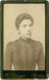 H(einrich). Schwaiger (übersiedelt um 1895 nach Landeck): Brustbild einer jungen Frau im schwarzseidenen Kleid. Albuminabzug auf Untersatzkarton 6,6 x 10,8 cm (Visit-Format), um 1885. Inv.-Nr. vuVIS-00078