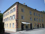 Denkmalgeschütztes, dreigeschoßiges Wohnhaus vis-a-vis der Apsis von der Stadtpfarrkirche St. Nikolaus in der Altstadt von Hall in Tirol, Pfarrplatz Nr. 1-2, Gbz. Hall, Bzk. Innsbruck-Land, Tirol. © Johann G. Mairhofer 2013.  Inv.-Nr. 1DSC07298