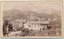 Cortina, Bezirkshauptort Ampezzo, bis 1919 Gefürst. Grafsch. Tirol mit Pfarrkirche Hll. Philipp u. Jakob von Südwesten, links Hotel „Viktoria“. Albuminabzug auf Untersatzkarton 10,6 x 6,8 cm. Aufn.: Giacinto Ghedina, Cortina um 1880.  Inv.-Nr. vuVIS-00270