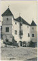Ansitz Getreuenstein mit zweigeschossigen Eckerkern auf quadratischem Grundriss in Dietenheim, Stadtgemeinde Bruneck, Gefürst. Grafsch. Tirol (heute Südtirol). Gelatinesilberabzug 9 x 14 cm ohne Urhebervermerk wohl 1907.  Inv.-Nr. vu914gs00143