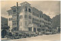 Personenkraftwagen von Automobiltouristen vor dem Hotel "Bellevue" in Cortina d'Ampezzo, Prov. Belluno (bis 1919 Cortina, Gemeinde Ampezzo, Gef. Grafsch. Tirol). Gelatinesilberabzug 9 x 14 cm; Impressum: Ghedina, Cortina um 1935.  Inv.-Nr. vu105gs00111