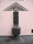 Trinkbrunnen am ehem. Ansitz Karlsburg mit Kolbenturm in der Altstadt von Innsbruck, Schlossergasse 3. Digitalphoto; © Johann G. Mairhofer 2010.  Inv.-Nr. 1DSC00014