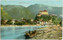 Auf linksufrigem Ufer des Inn in Zell, Stadtgemeinde Kufstein angelandetes Treidelschiff, im Hintergrund die Bezirkshauptstadt Kufstein mit der Festung. Photochromdruck 9 x 14 cm; Impressum: Anton Karg, Kufstein 1909.  Inv.-Nr. vu914pcd00315