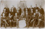 "Erinnerung an den 22. März 1909, wo der Acht-Stunden-Tag errungen wurde. Hoch der Achtstundentag." Gewerkschaftsfunktionäre der „Pfannhauser“ (Salzarbeiter) in Hall i.T.  Gelatinesilberabzug 9 x 14 cm ohne Urhebernachweis.  Inv.-Nr. vu914gs00585