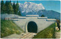 Westportal vom Lermoos-Tunnel der Ausserfernbahn gegen die Zugspitze (2.962 m) im Wettersteingebirge (AVE 4) der Nördlichen Ostalpen. Photochromdruck 9 x 14 cm; Impressum: Purger & Co., München 1913.  Inv.-Nr. vu914pcd00128