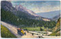 Belgischer Metallurgique der Bauart Phaeton auf der Rollepassstraße-Südrampe in Richtung San Martino di Castrozza, Gde. Siror im Primör und die Palagruppe. Photochromdruck 9 x 14 cm; Joh. F. Amonn, Bozen um 1907.  Inv.-Nr. vu914pcd00087
