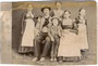 Bauernfamilie aus Kirchberg in Tirol oder Umgebung, Bezirk Kitzbühel. Albuminabzug ca 11 x 16,5 cm. Stampiglie von Michael Lackner, Kirchberg in Tirol um 1880.  Inv.-Nr. vuCAB-00117