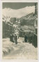 Nordabschnitt der Maria-Theresien-Straße mit der Annasäule in Innsbruck gegen die Nordkettte nach ergiebigen Schneefällen. Gelatinesilberabzug 9 x 14 cm ohne Impressum, um 1940.  Inv.-Nr. vu914gs00662