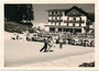 Eiskunstlaufpaar in Aktion auf dem Eislaufplatz in Seefeld, Bzk. Innsbruck-Land, Tirol, einem der Austragungsorte der IX. Olympischen Winterspiele Innsbruck 1964. Gelatinesilberabzug 7 x 10 cm, wohl Amateuraufnahme um 1965. Inv.-Nr. vu710gs00011