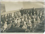 Erste Knabenklasse mit Pfarrer Danler der Volksschule Mariahilf, Stadtgemeinde Innsbruck, Doktor-Sigismund-Epp-Weg 3. Gelatinesilberabzug 13 x 18 cm ohne Urhebernachweis um 1925.  Inv.-Nr. vu138gs00004