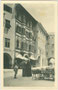 Marktstand beim Pfaundlerhaus mit Renaissancefassade (um 1580) am Pfarrplatz in Brixen, Gbz. und Bzk. Brixen, Gefürst. Grafsch. Tirol (heute Südtirol). Gelatinesilberabzug 9 x 14 cm; Verlag Kilophot, Wien 1914.  Inv.-Nr. vu914gs01136