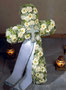Kreuz komplett gesteckt mit Trauerschleife / SMITHERS-OASIS Company Floral Foam. All rights reserved.