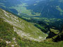 Die hohe, steile südwestlich ausgerichtete Gras- und Schrofenflanke der Kanisfluh. Unten Mitte links die Alpsiedlung Ahorn-Vorsäß und Ortsteile von Au.