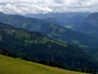 Der Blick über die Mittagsfluh zu den noch wolkenverhangenen hohen Bergen  im  hinteren Bregenzerwald