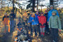 Gruppenfoto am warmen Lagerplatz