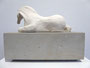 Pferdeskulptur "Ruhe", Keramik auf Sandsteinsockel, Ansicht von links