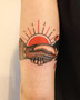 レトロな太陽と現代的なシェイクハンドの組み合わせ　タトゥー　タトゥースタジオ　東京タトゥースタジオ　東京タトゥー