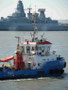 Schlepper im Hintergrund Fregatte
