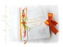 Gästebuch zur Hochzeit - Farben: weiß/seidenmatt, orange und grün; mit Callas, Perlen, Bändern und bedrucktem Label.