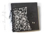 Fotoalbum Corsage Skulls, Relief Ringe und Initialen, Totenkopf Anhänger, Metall-Buchecken schwarz, Hardcover-Bucheinband Stoff schwarz, Innenseiten schwarz.