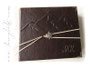 Lederalbum Fotoalbum Ledereinband Hardcover Relief Berge und Initialen, Buchverschluss Nietknopf Edelweiß, Buchecken matt silberfarben, 30cm x 25cm Qoerformat, 100 Seiten elfenbeinfarben mit Pergaminzwischenblättern.