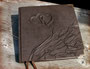 Hochzeitsgästebuch - 21cmx21cm, 120 Seiten, Hochrelief: 2 Herzen, Bezugstoff Nappa-Verlour-Lederimitat braun, mit schützenden antikmessingfarbenen Buchecken aus Metall; Buchblock aus Künstlerpapier.