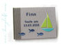 Gästebuch Taufe Junge in den Farben grau, blau, grün, türkis, weiß; Cover mit Namen, Segelboot und Fischen, sowie Anker auf dem hinteren Einbanddeckel.