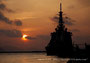 イージス艦「みょうこう」と箱崎埠頭に沈む夕日